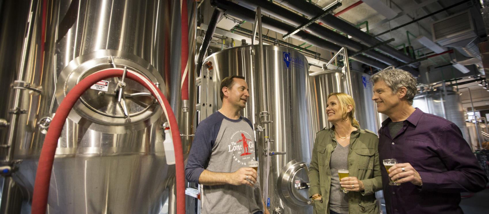 在酒廠導覽中品嚐啤酒