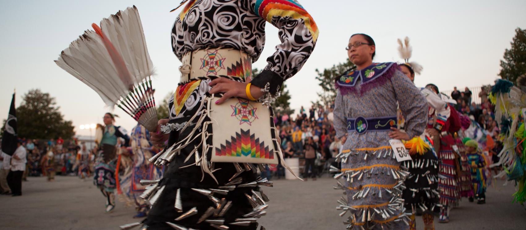 穿著傳統服飾表演部落舞蹈