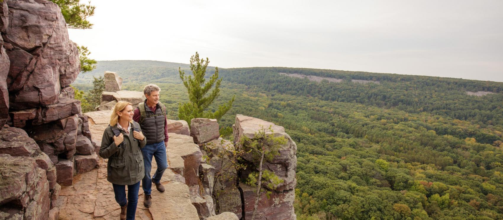 徒步行經魔鬼湖州立公園的崎嶇步道
