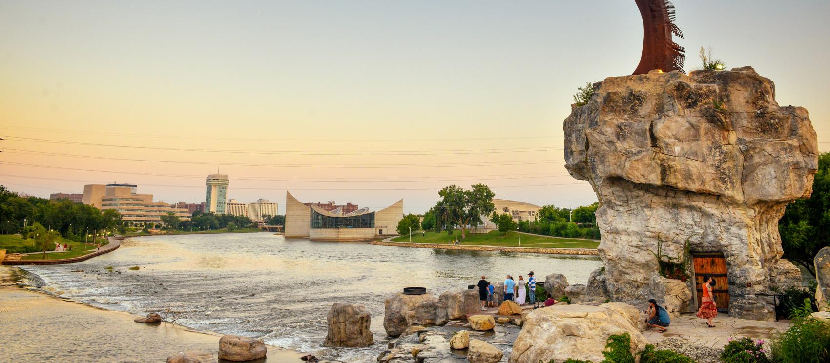 從威奇托「平原守護者」雕像底座鳥瞰大小阿肯色河