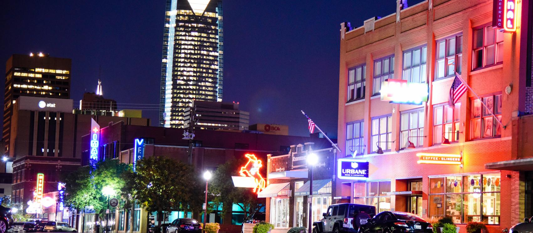 奧克拉荷馬市的汽車巷區域晚間燈火通明