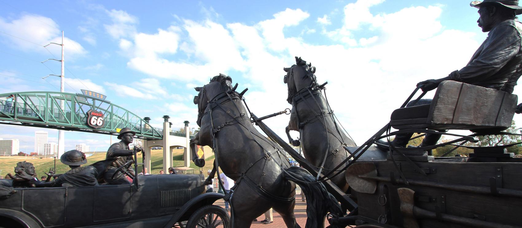 「東西融合」雕塑品：馬車與汽車的相遇，就在土爾沙的 66 號公路中央點