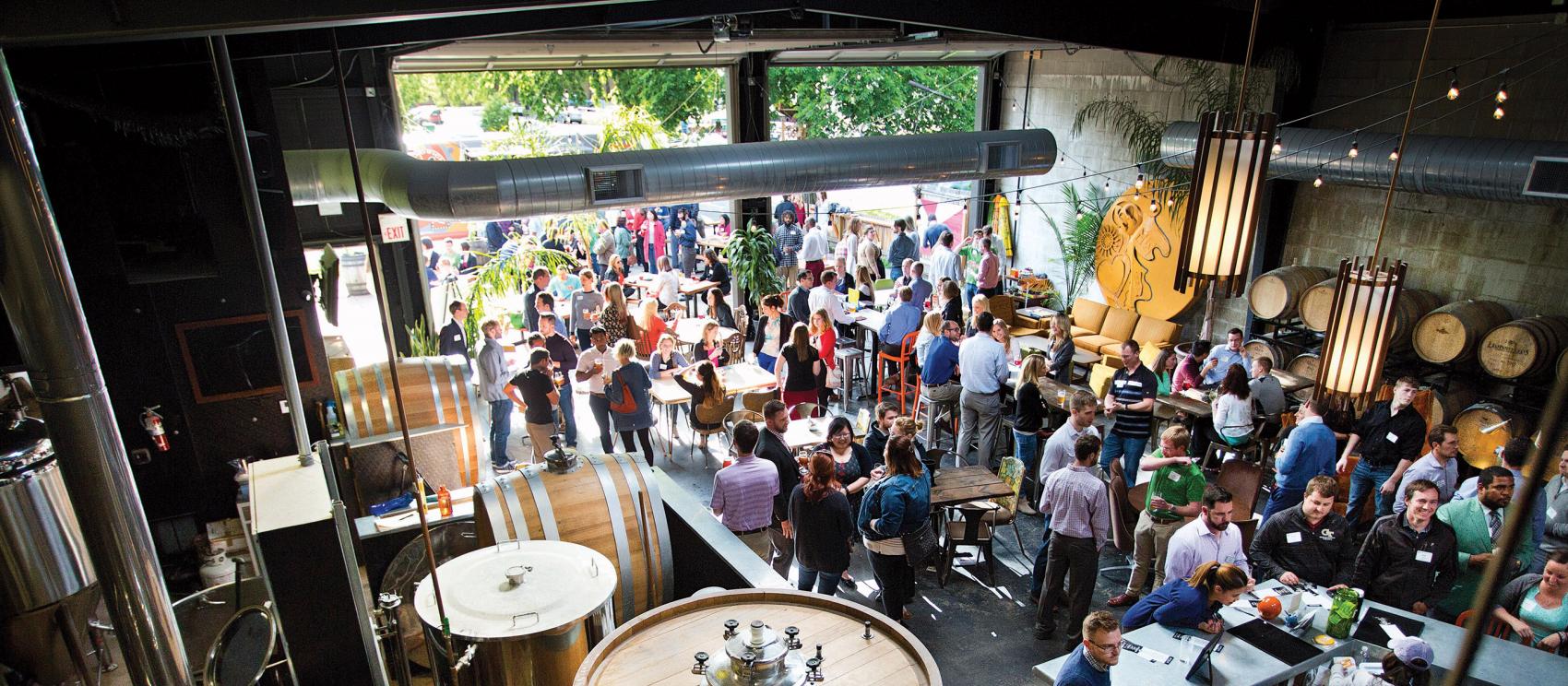 在威奇托中央標準釀製酒館餐廳品嚐本地啤酒