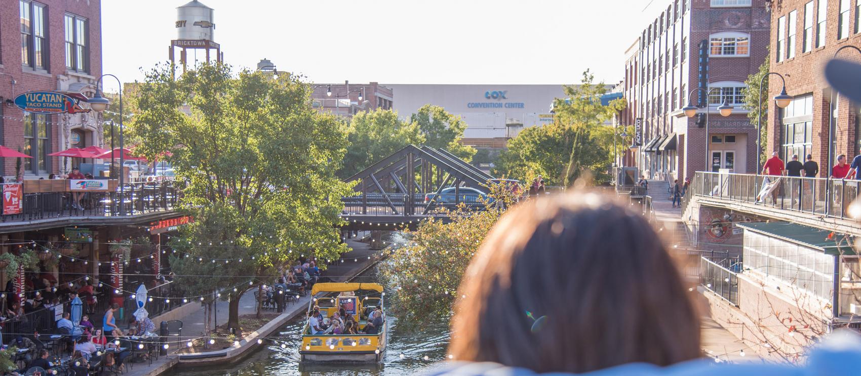 俯瞰奧克拉荷馬市布雷克鎮運河區的各種慶典活動