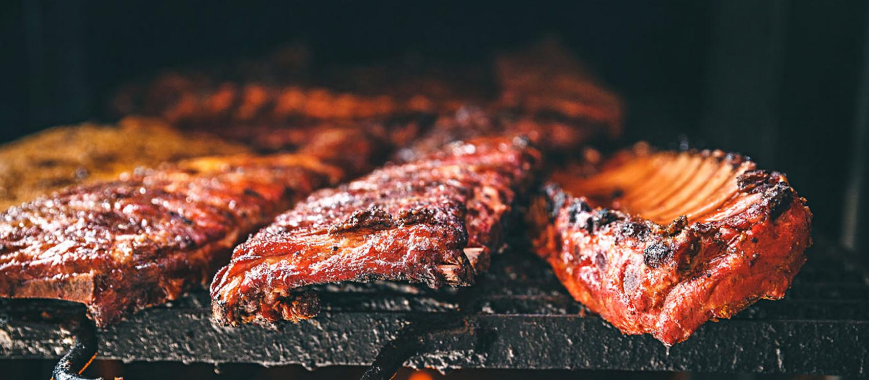 在堪薩斯城伍雅德烤肉餐廳的火紅烤架上烹調完美的肋排