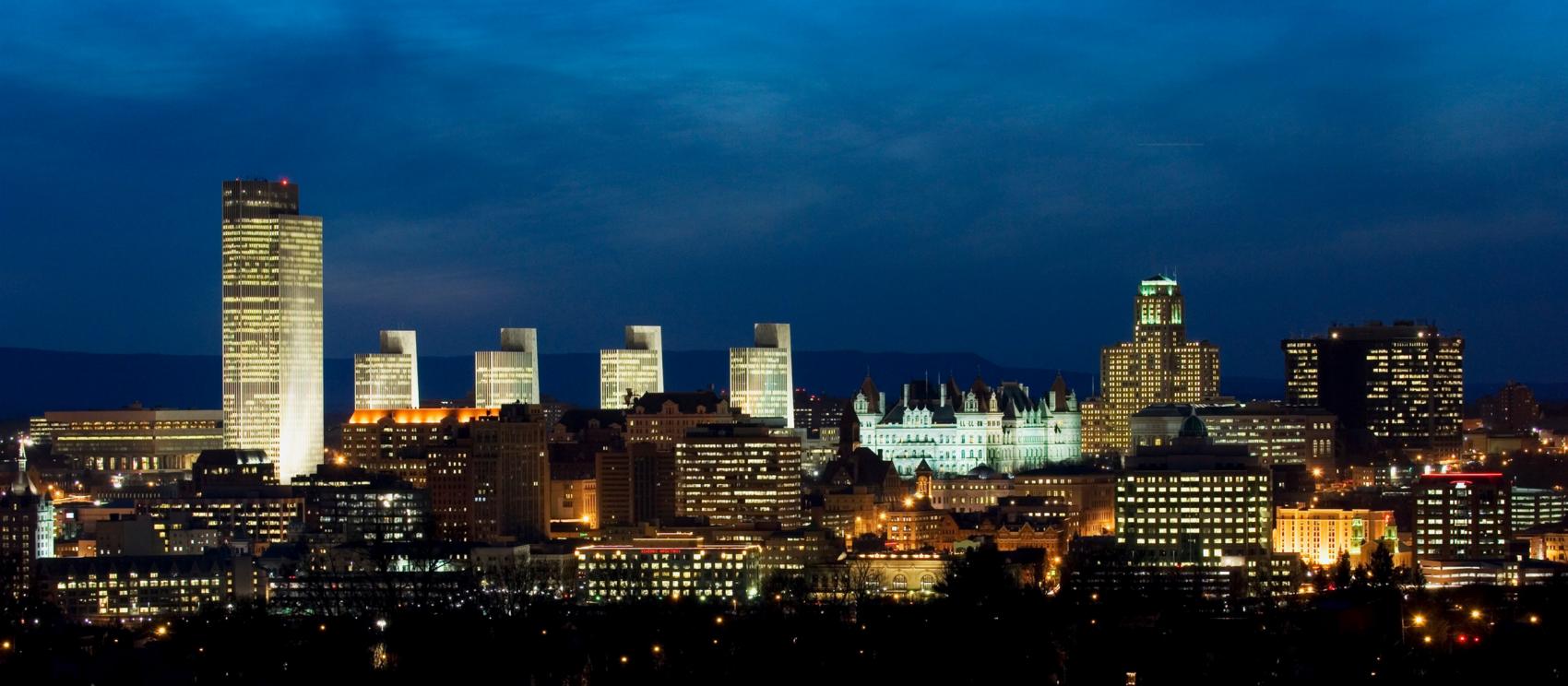 首府阿爾巴尼夜間的天際線