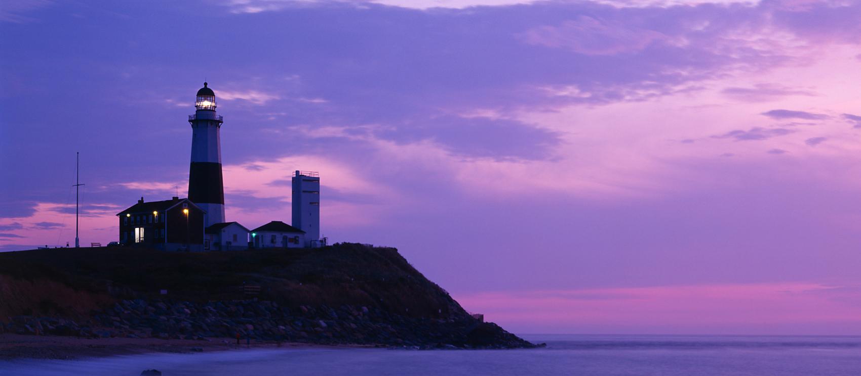 紫色天空下的長島蒙托克角燈塔