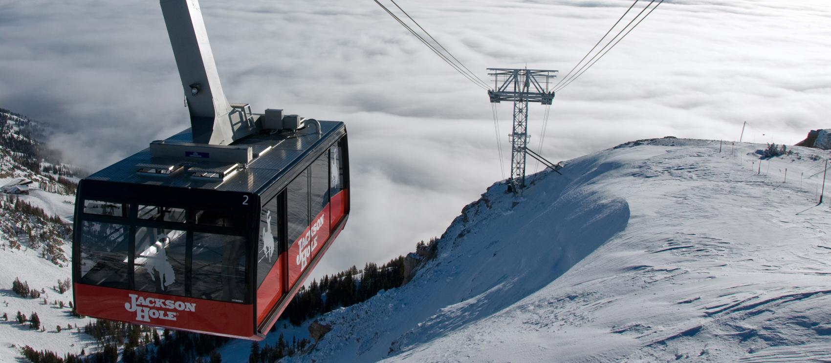 冬季在傑克遜霍爾搭乘山間纜車