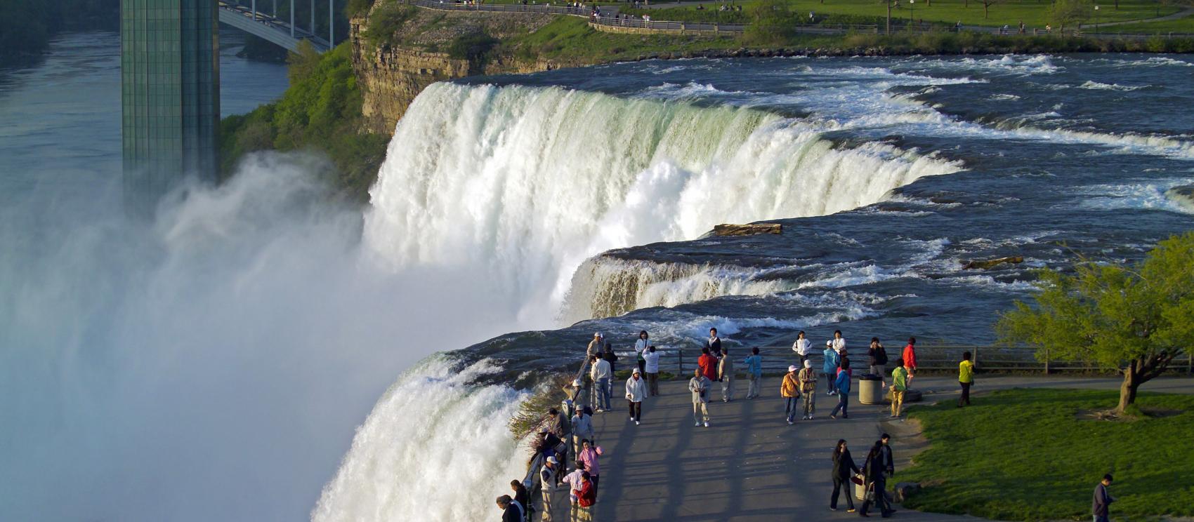 在尼加拉瀑布州立公園見識飛流直下的驚人威力