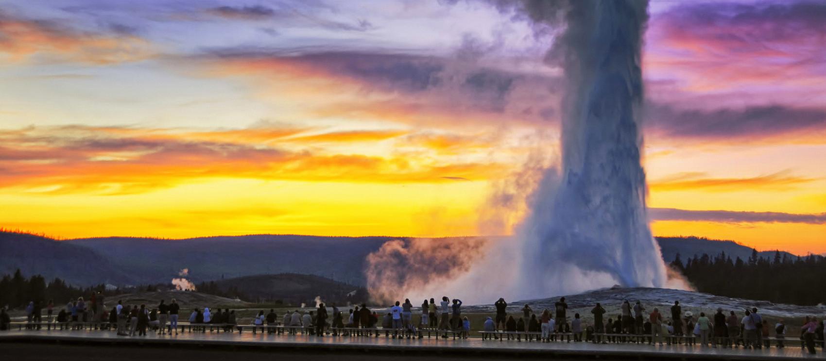一睹日落時分的黃石國家公園老忠實噴泉間歇噴發