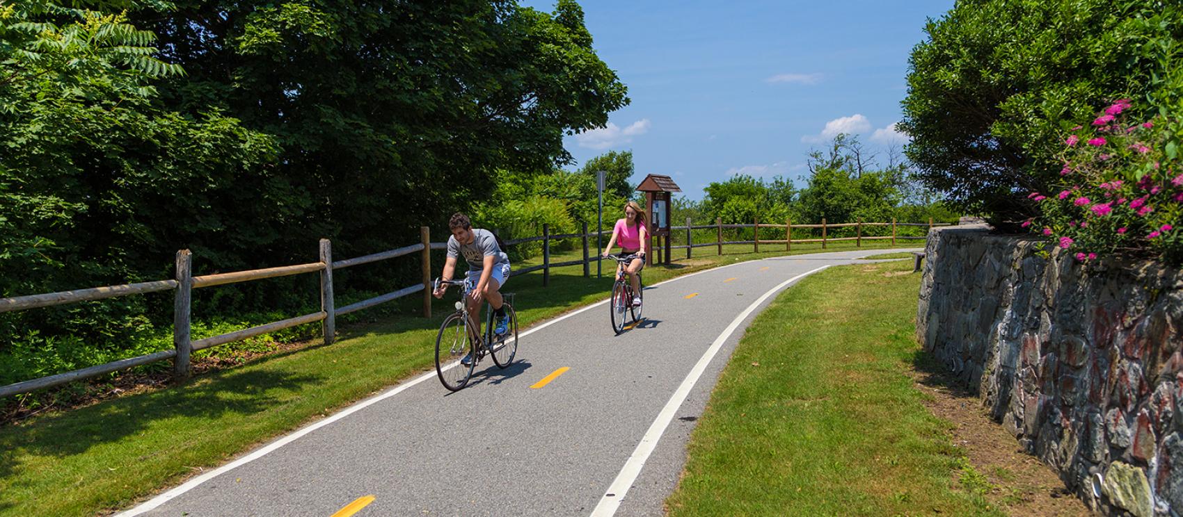 騎自行車沿著普洛威頓斯的東灣自行車道而行