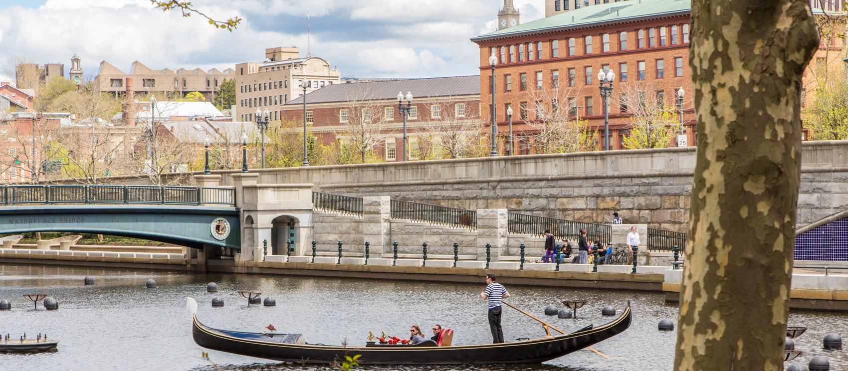 在普洛威頓斯三條河流的其中一條乘坐貢多拉遊覽精彩風光