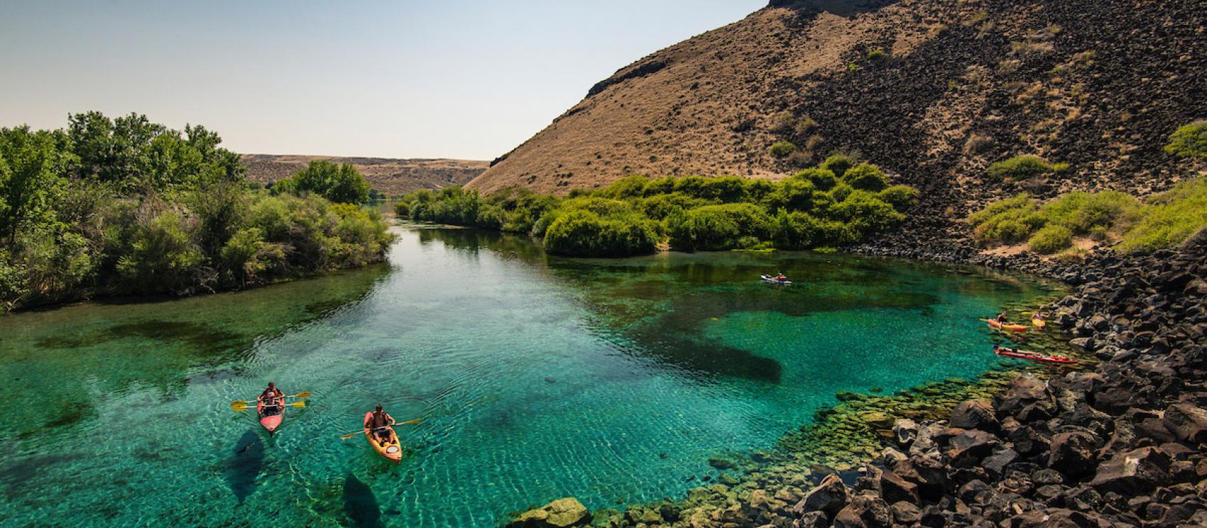 到鄰近蛇河的藍心泉划輕艇