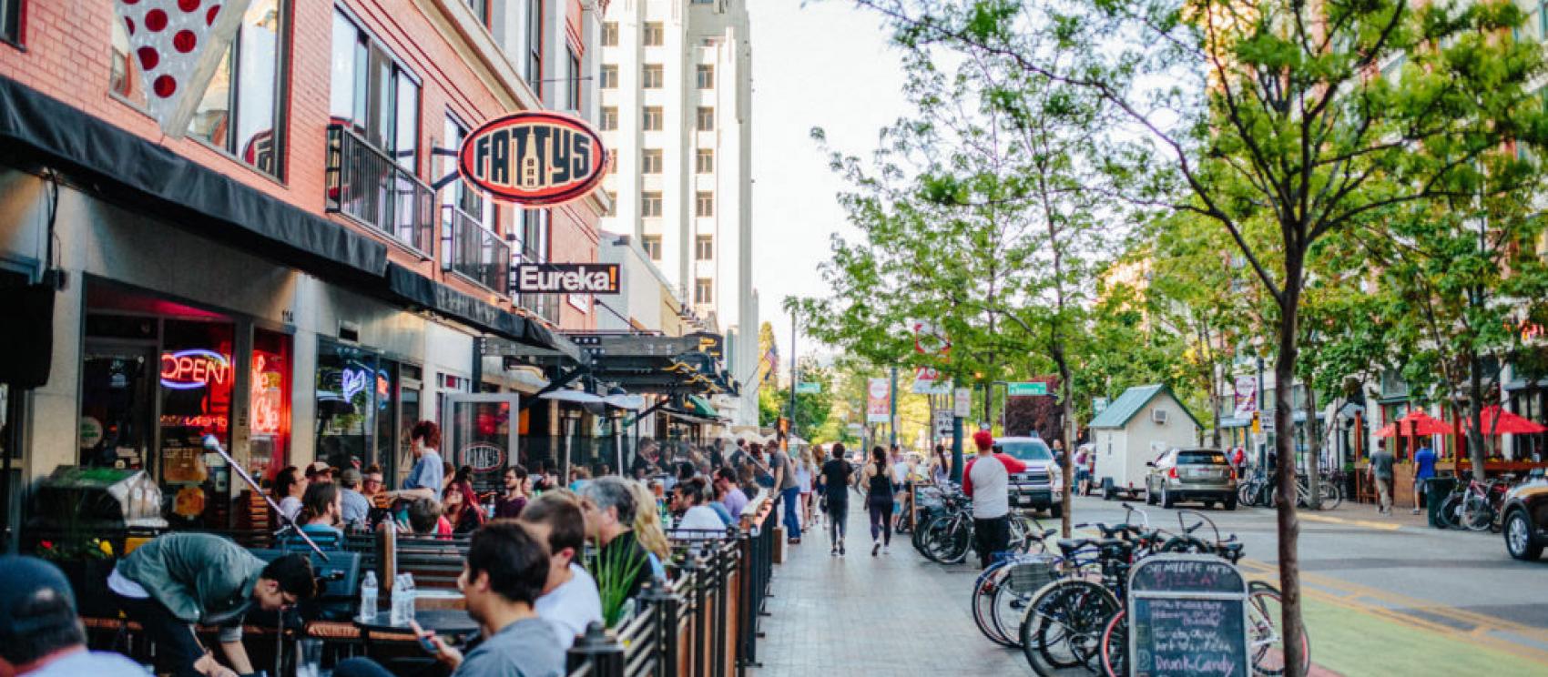 博伊西市區第 8 街的露天餐廳