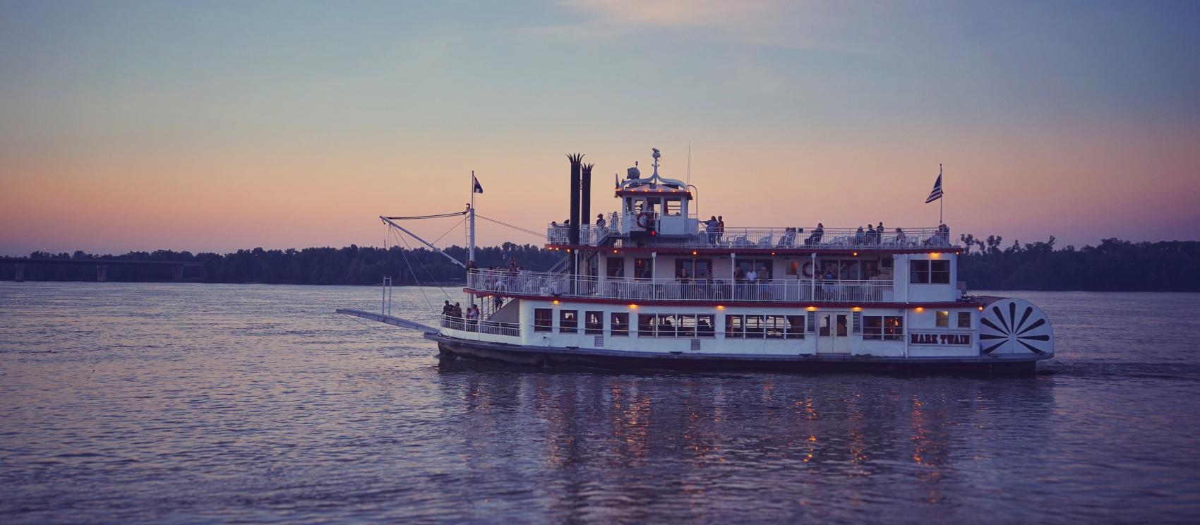 在漢尼拔搭乘馬克吐溫渡河船，沿著密西西比河岸遊覽