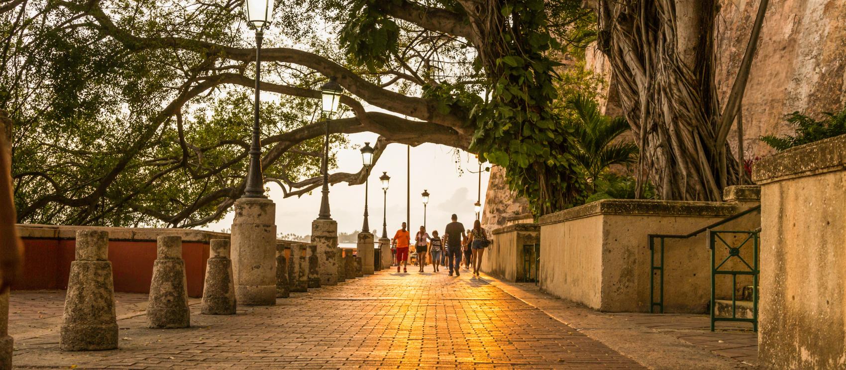 夕陽下漫步公主街，感受老聖胡安熱鬧的行人大街