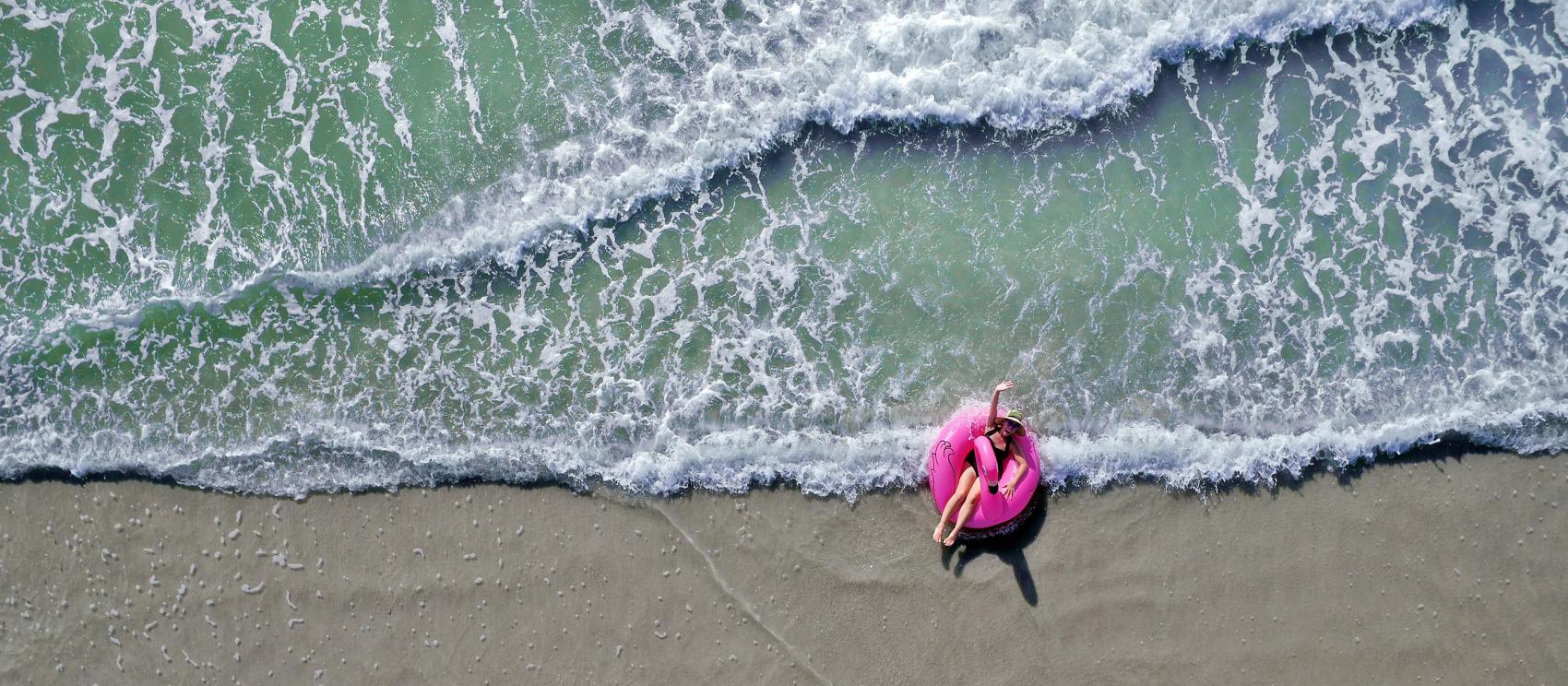 完美的佛羅里達州海灘日，乘坐紅鶴橡皮艇在水上漂浮