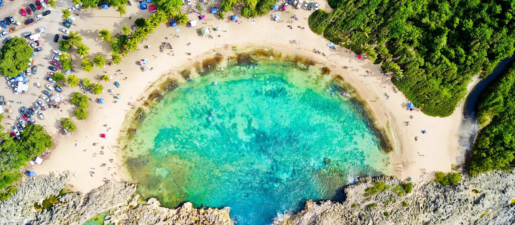 鳥瞰瑪奇基塔，峭壁自然崩落而形成如水池般的海灘