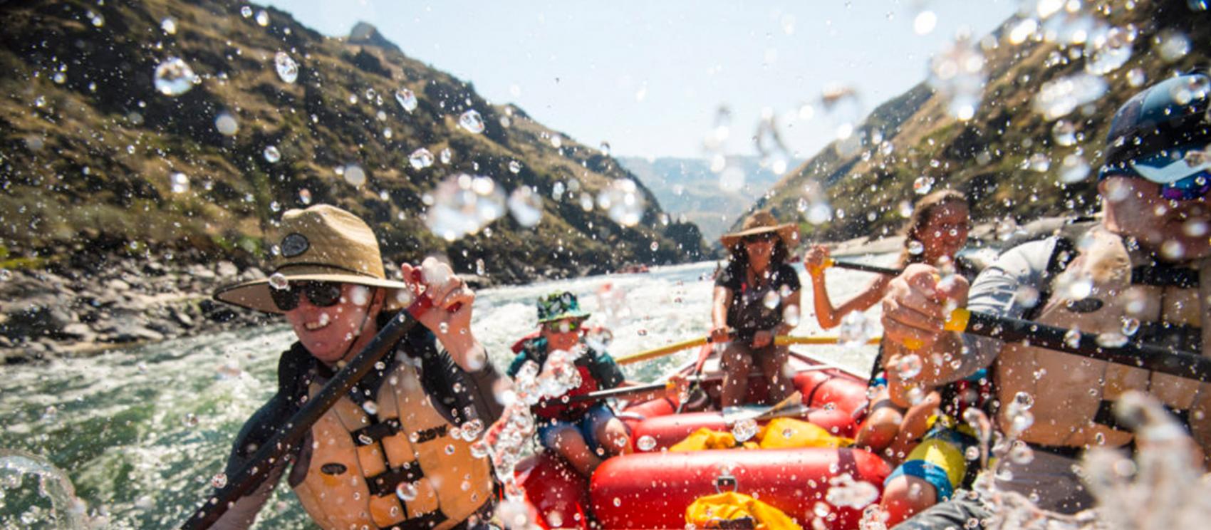 鮭魚下河峽谷的湍流泛舟之旅