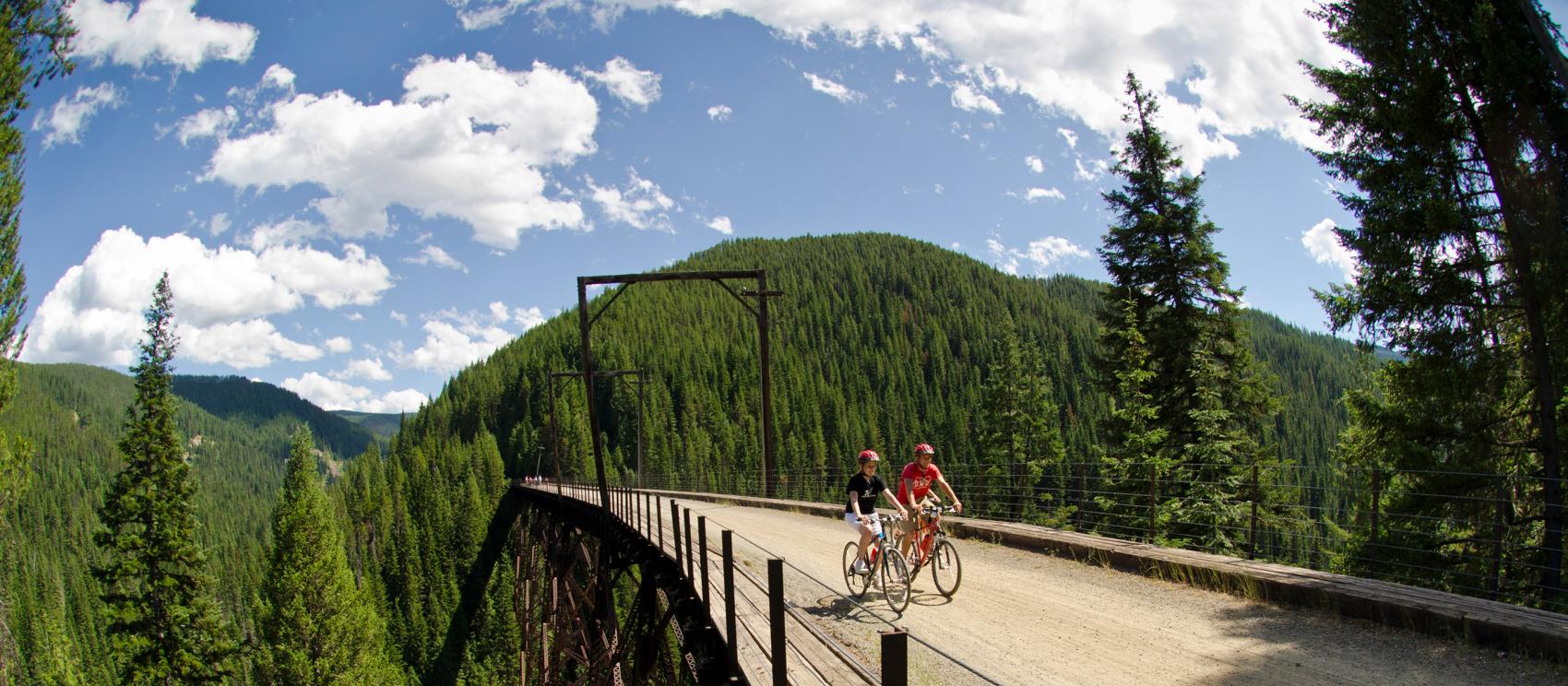 騎車體驗希爾華沙單車路線的天空高架橋