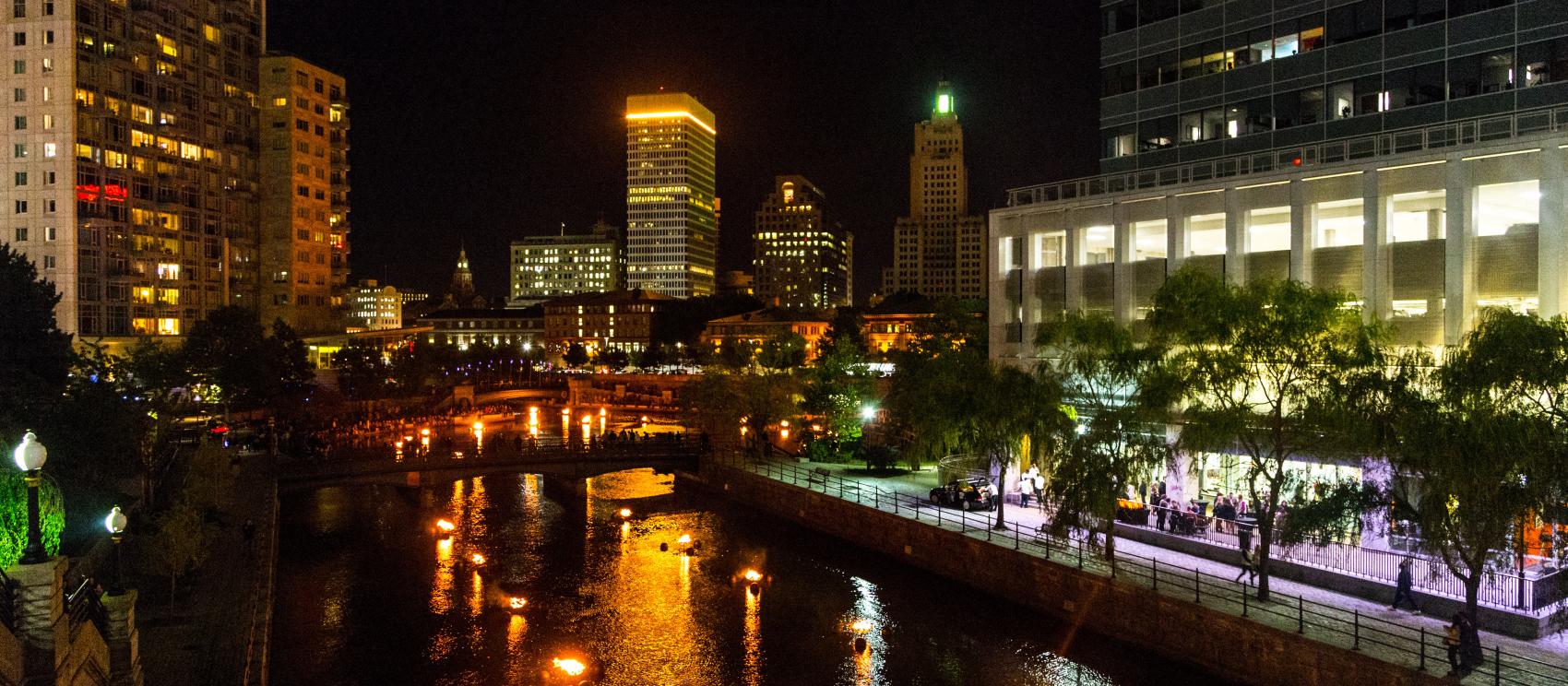 普洛威頓斯市中心河川在「水火」裝置藝術的照耀下熠熠生輝
