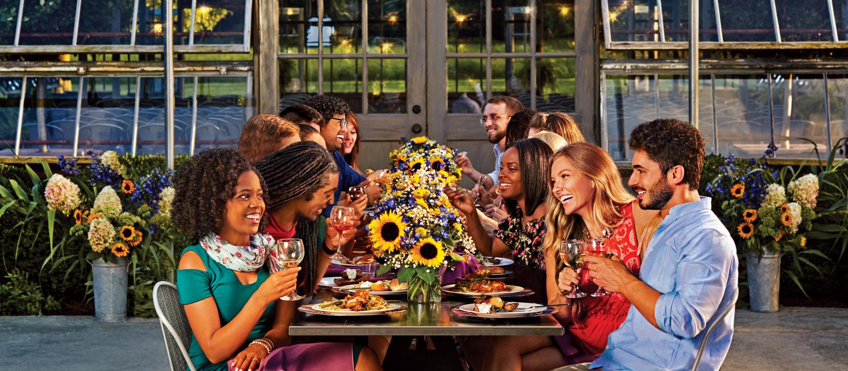 新阿爾巴尼的喬傑森農場舉辦一年一度的向日葵季或「向日葵晚餐」