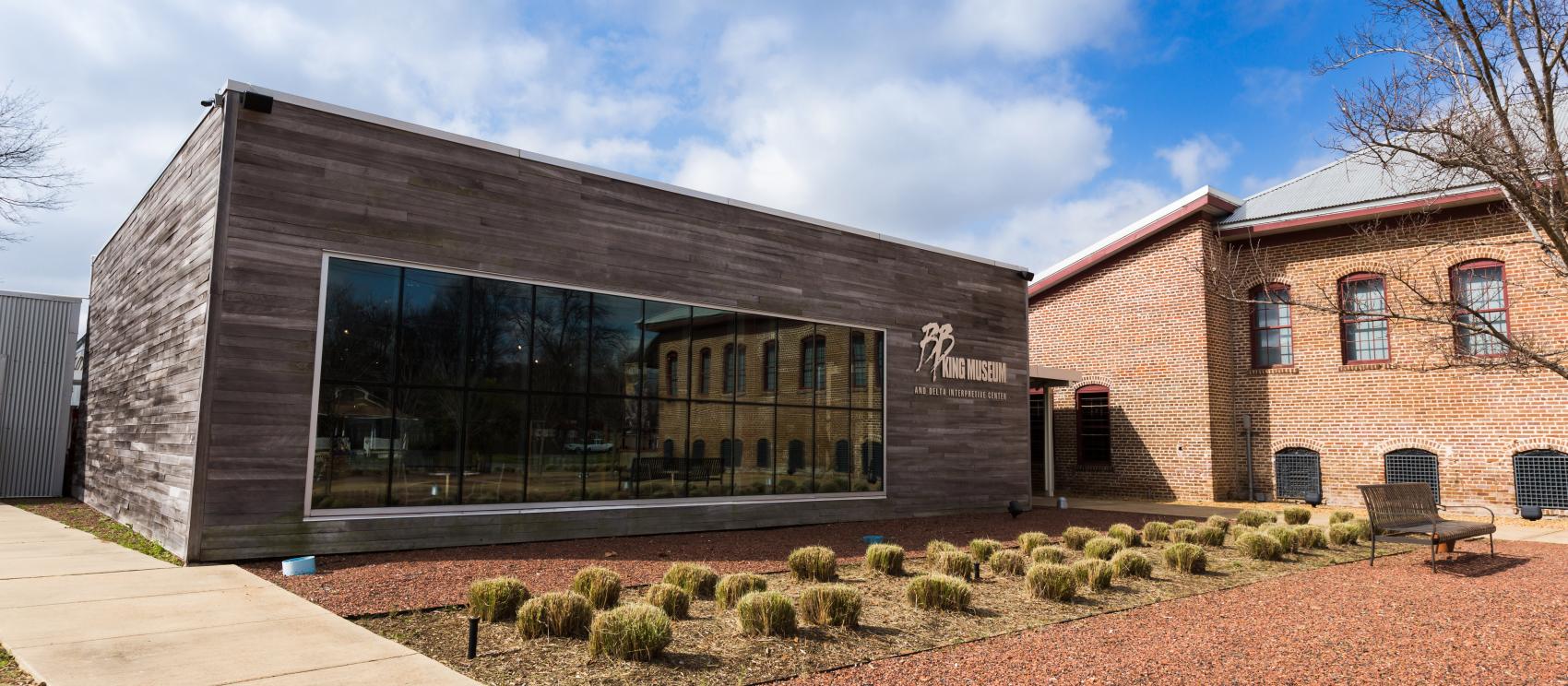 位於印第安那州的比比金博物館 (B.B. King Museum) 和三角洲解說中心 (Delta Interpretive Center)