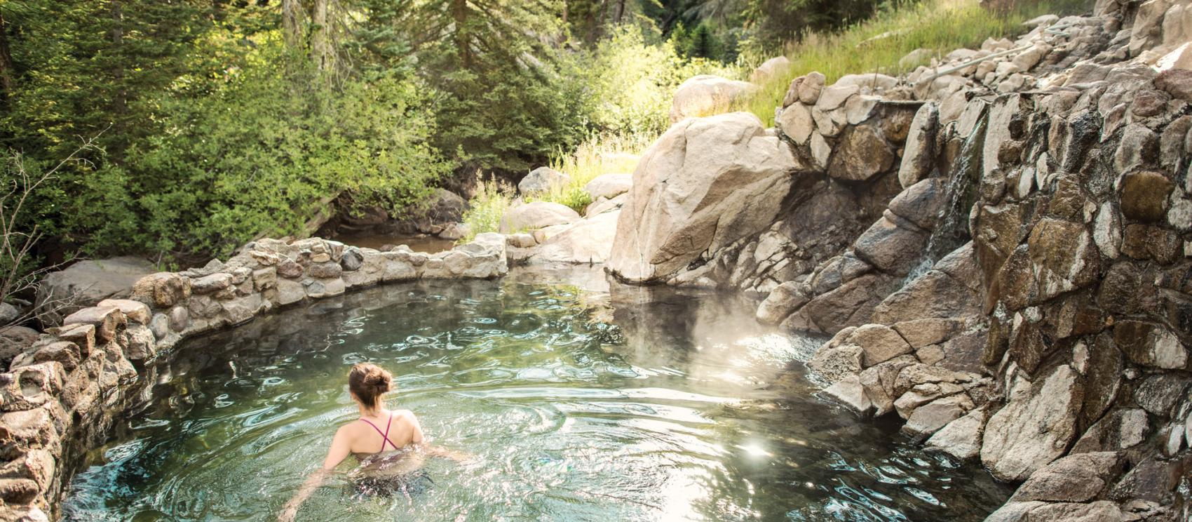 浸泡在斯廷博特斯普林斯草莓公園溫泉的溫暖泉水中