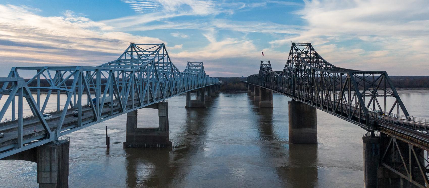 Sweeping views of the Mississippi River from the old and new Vicksburg bridges